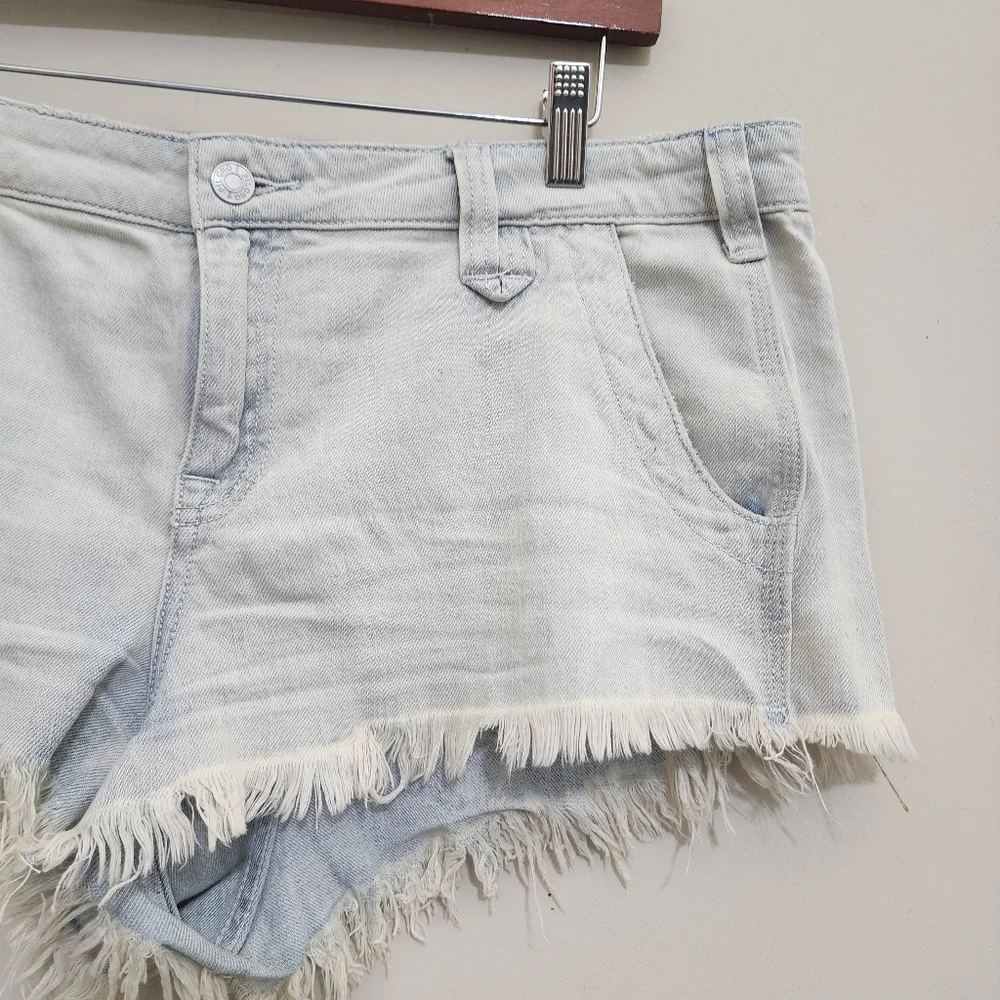 anthropologie PILCRO size 30‎ Daisy Dukes Shortie Denim Shorts Frayed Light Wash